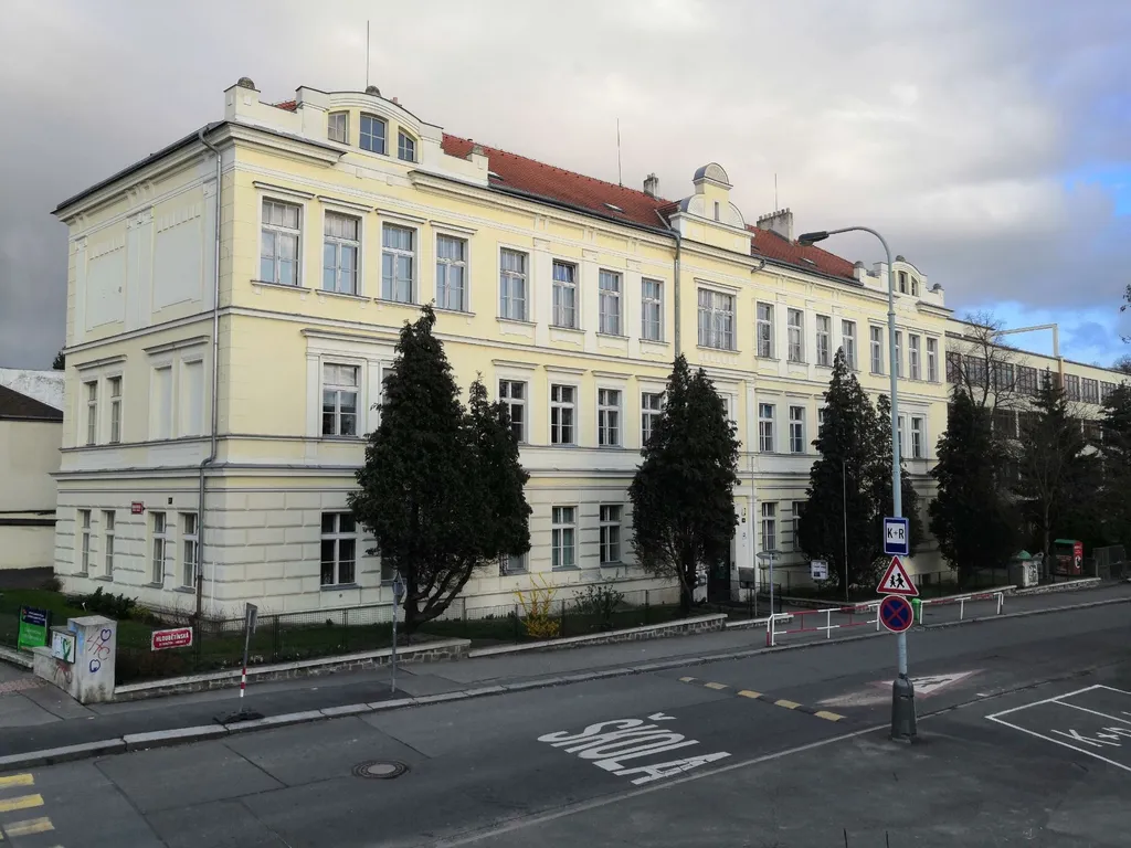 Budova Bezpečnostně právní akademie v Praze.